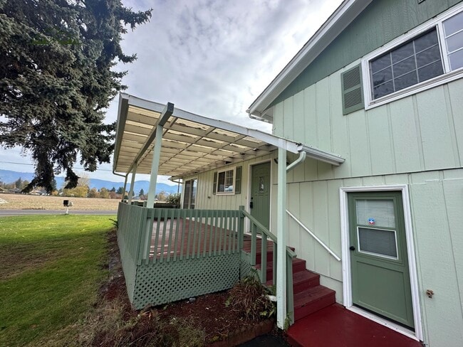 Photo - 32513-32515 Coburg Bottom Loop Rd Unidad 32515