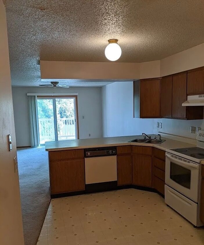 229 Woodside Drive , 2BR/2Bath. Melrose On The Lake is a safe condo building & walking distance to - 229 Woodside Dr (Iowa City, IA)