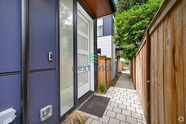 Building Photo - Stylish New 2 Bed & 2 Bath Townhouse for Rent