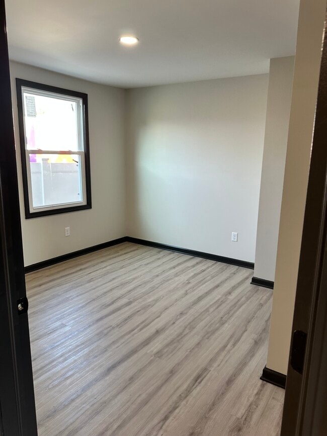 Bedroom - 4260 S Park Ave Unit 5