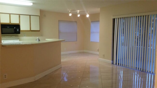 Building Photo - 9999 Summerbreeze Dr Unit 911