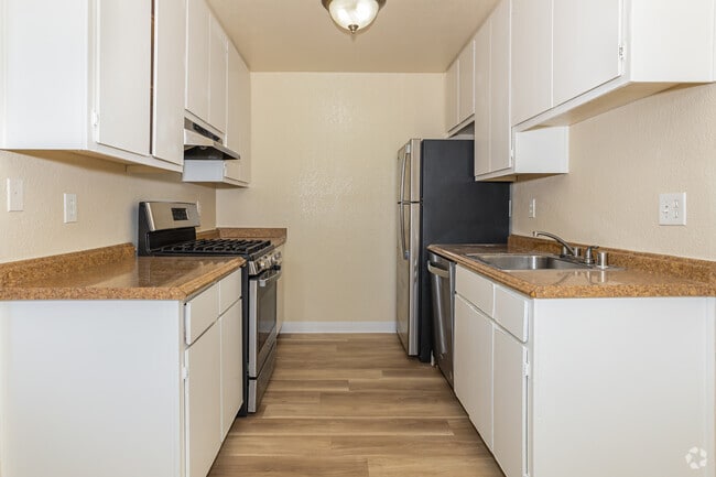 2BR, 2BA - 1,008SF