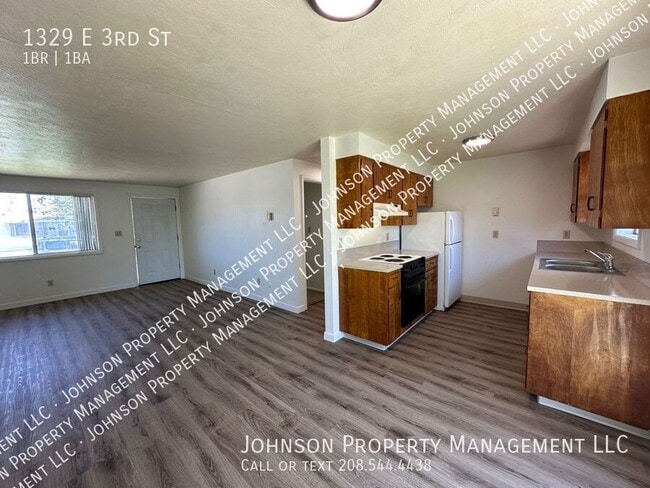 Photo - 1329 E 3rd St