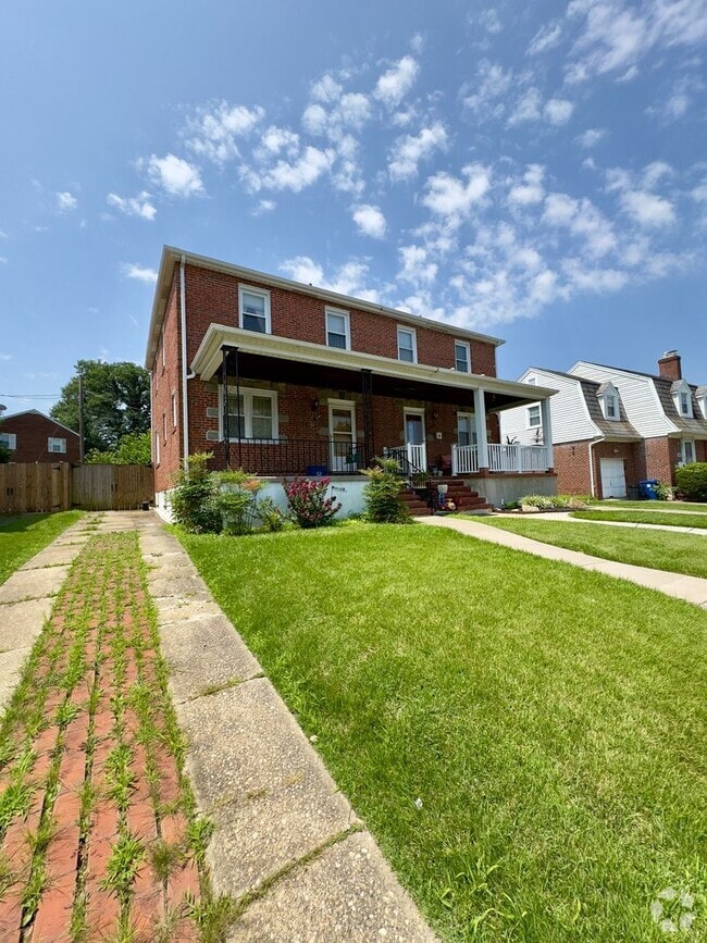 Building Photo - Charming 3 Bedroom/2 Bathroom Apartment in...