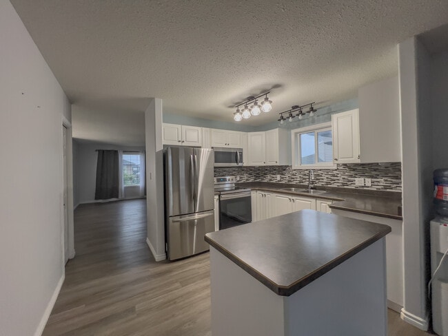 Photo - 4714-4739 39 St