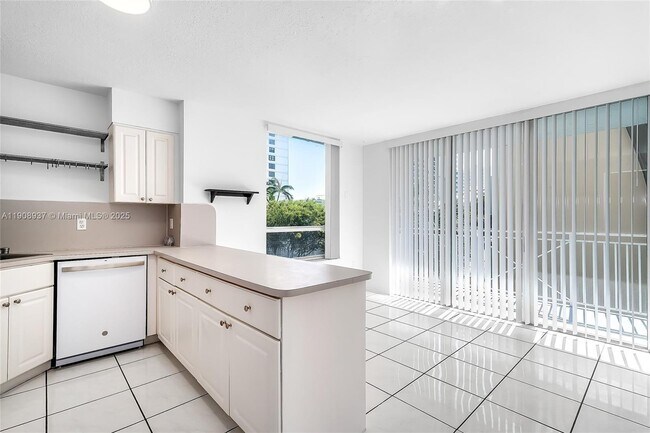 Photo - 2642 Collins Ave Unit 307