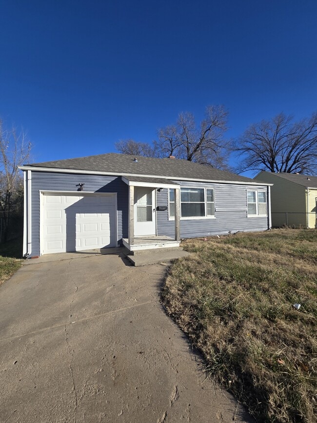 Building Photo - 1642 N Erie St