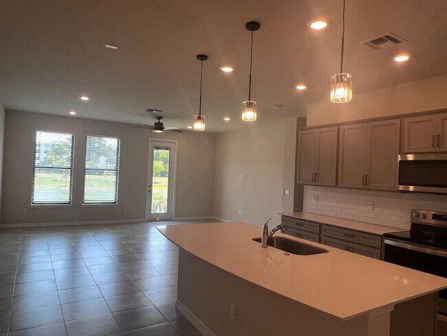 2280 Appleton Cir S