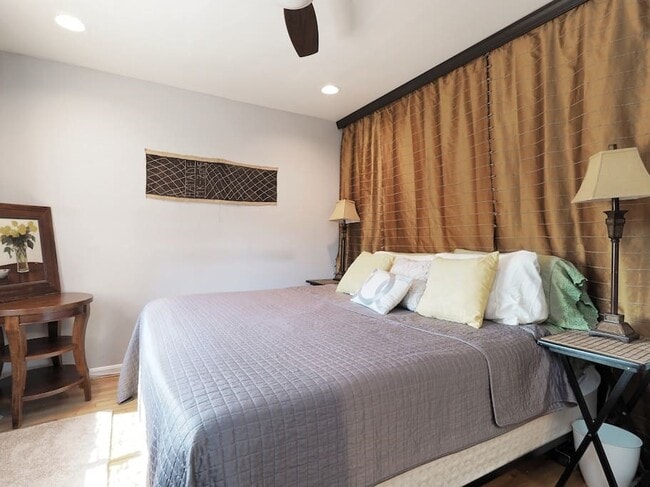 King size bed in primary room - 1301 Chillum Rd Unit Apt A