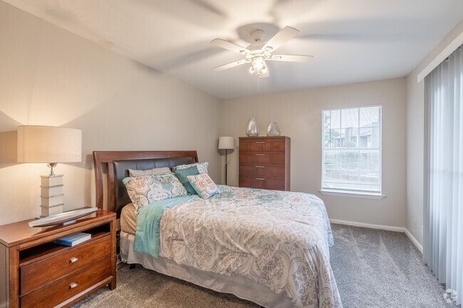 1BR, 1BA - 800SF - Bedroom