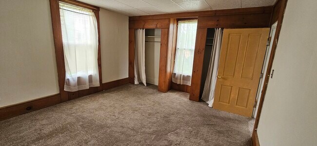 Large bedroom 2 closets - 9 Fulton Ln