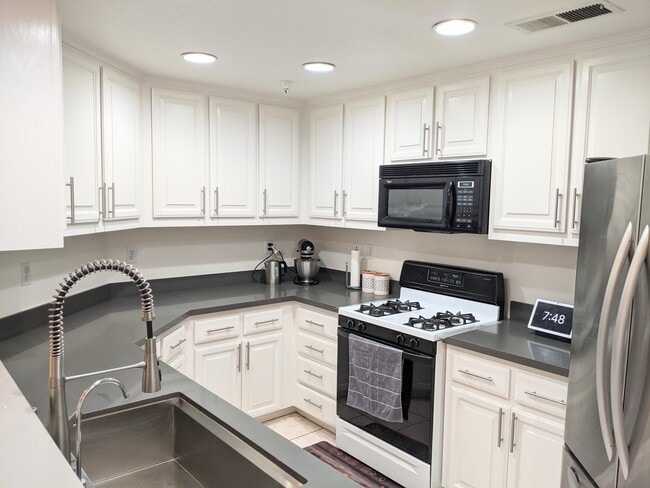 Kitchen - 464 Tower Hill Ave