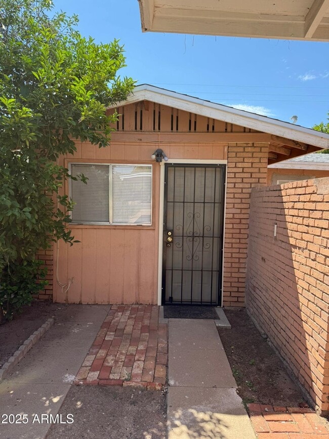 Building Photo - 1249 E 10th St Unit Rear