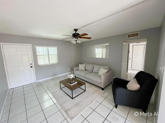 Photo - 320 SW 1st St