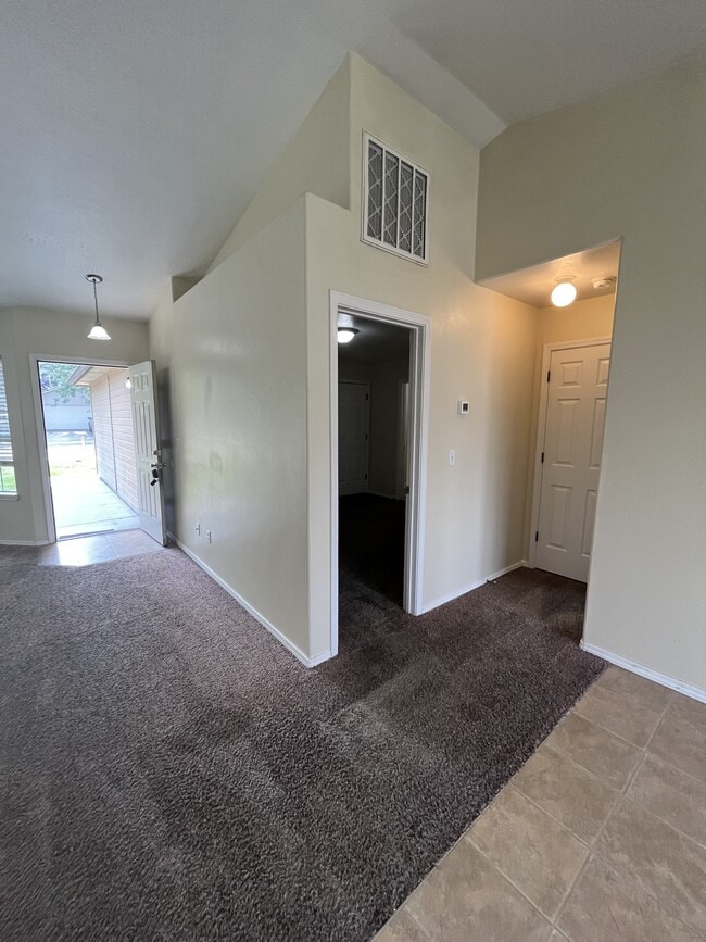 Photo - 14320 Tara St