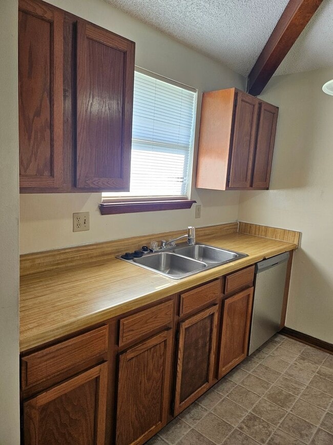 Photo - $1150 - 2/2 - Move In Special! Unit D
