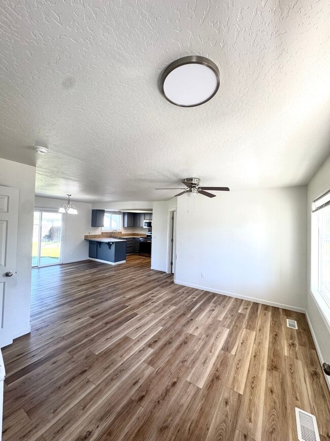 Photo - Spacious 5-Bedroom Home in Prime Nampa Location