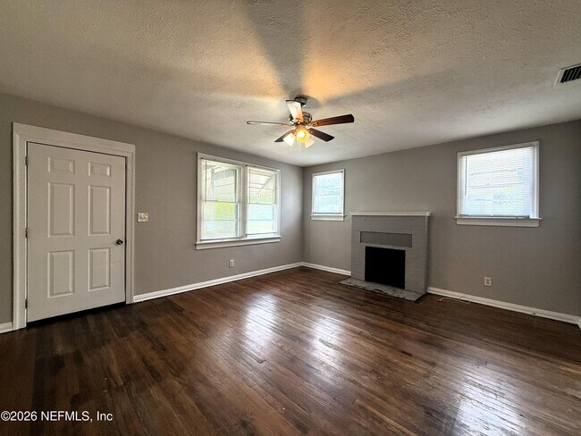 Photo - 843 Mackinaw St