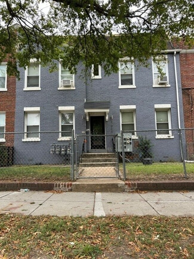 Building Photo - 1635 West Virginia Ave NE Unit 1