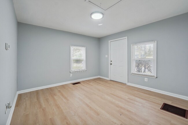 Photo - 562 Grant St SW