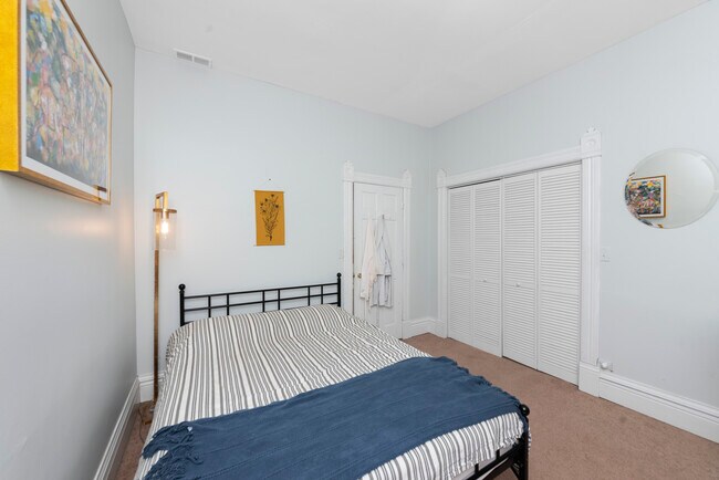 Building Photo - 2050 N Bissell St Rental