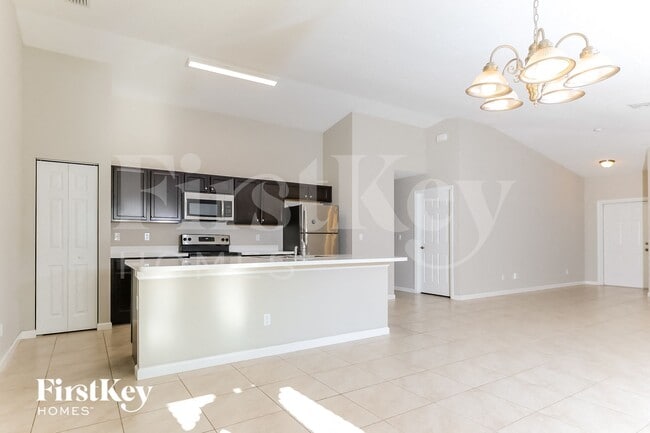 Photo - 664 SW Backert Ave