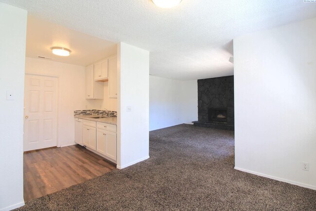 Photo - Updated 2 Bed/1 Bath Kennewick Apartment i...