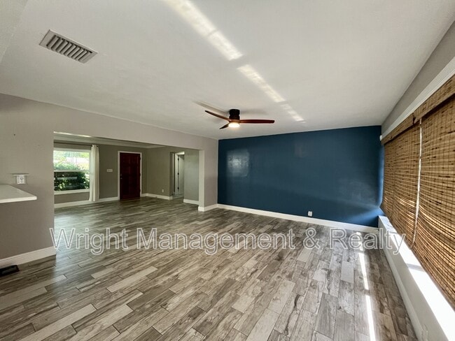 Photo - 2323 Surrey Ln