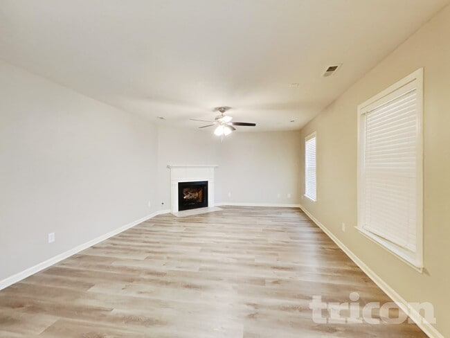 Photo - 303 Collingwood Ln