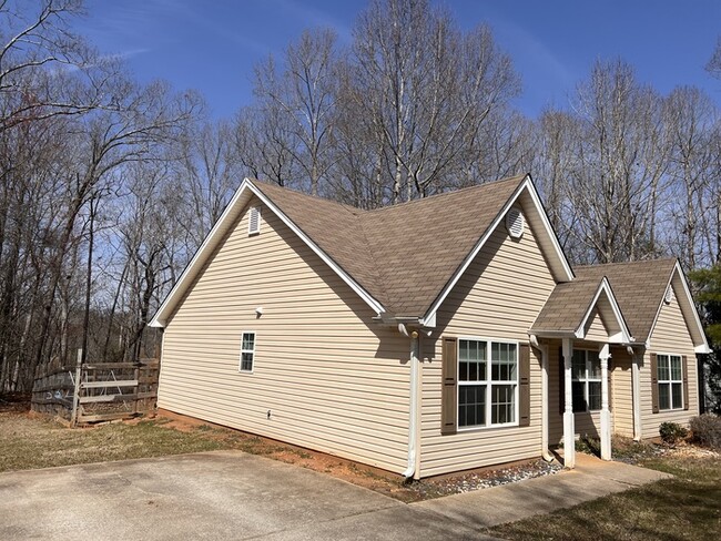 Cute Ranch Home with Fenced in Back yard! - Cute Ranch Home with Fenced in Back yard!