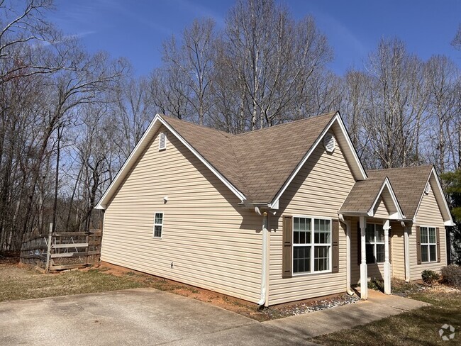 Building Photo - Cute Ranch Home with Fenced in Back yard!