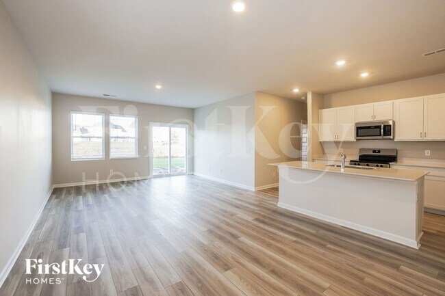 Photo - 877 Moray Ln