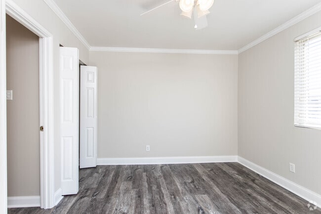1BR, 1BA - 465-565 SF