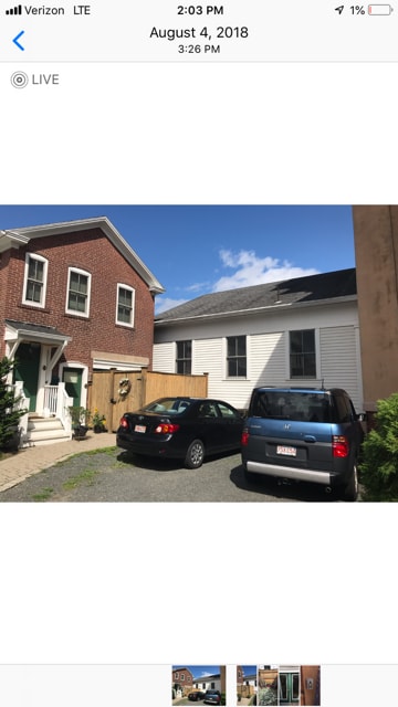 Entrada principal con estacionamiento privado y patio privado. - 4 Center Ct Unidad Noho Nest