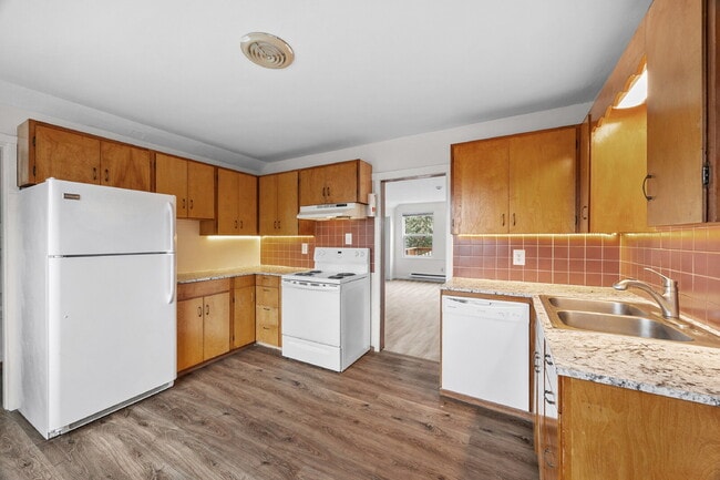 Photo - REMODELED Adorable upper-floor "duplex." O... Unit B