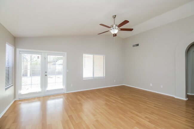 Photo - 851 E Boston St