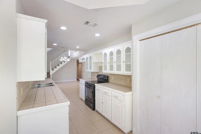 Photo - 118 EG McMillan Way