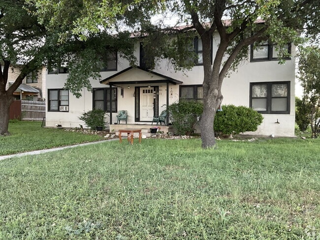 Building Photo - One bed/One bath close to Woodlawn Lake Unit 4 Rental