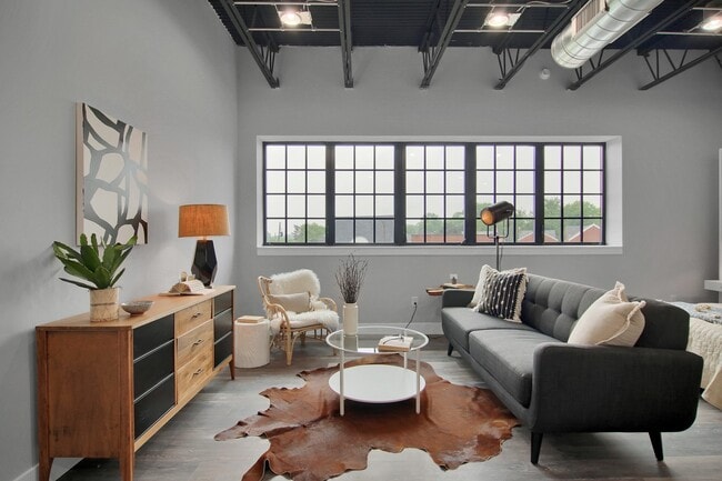 2nd Floor unit Large Living Room - 4651 Hampton Ave Unit 6