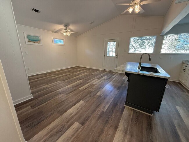 Photo - 1720 Aztec St