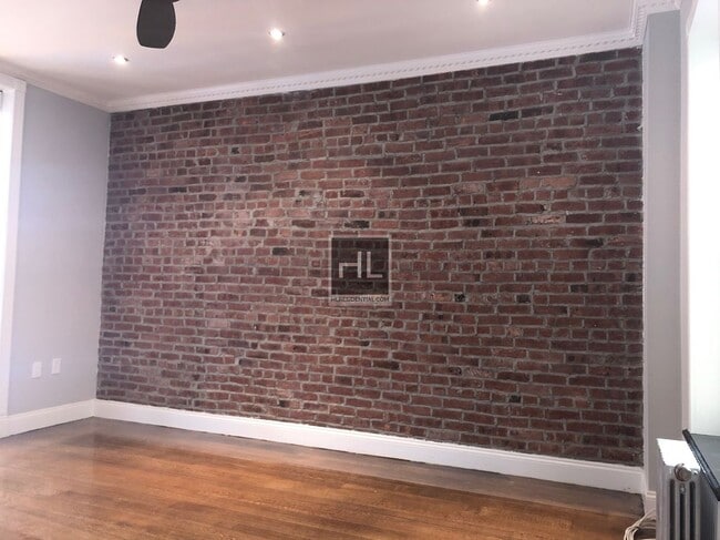 Photo - E 100TH ST. Unidad 2D