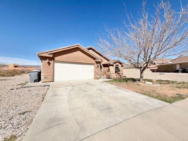 Photo - Charming 3 Bed 2 Bath + DEN/OFFICE Area!