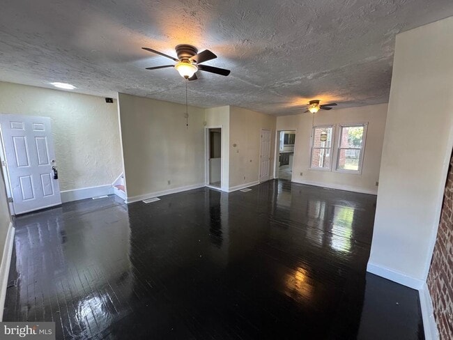 Photo - 2411 West St