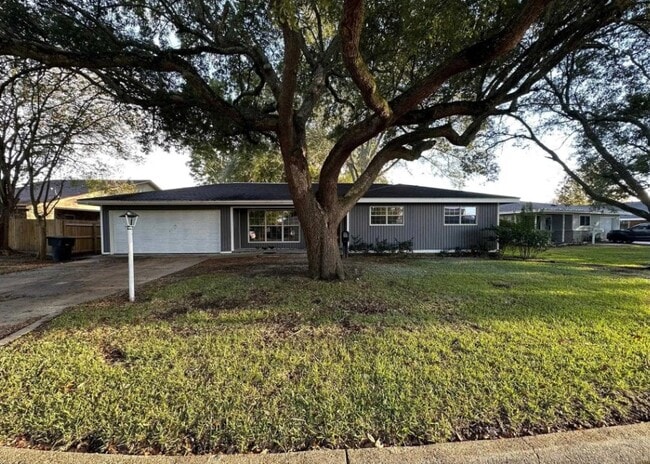 Building Photo - 1707 Ave E