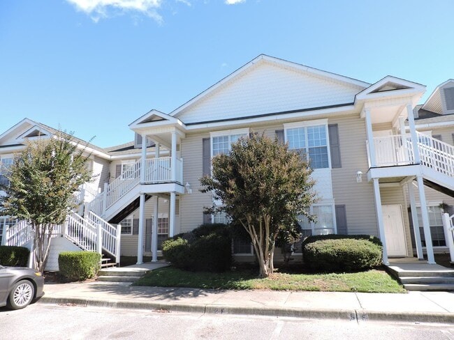 Building Photo - Easy access to interstate, shopping & hosp...