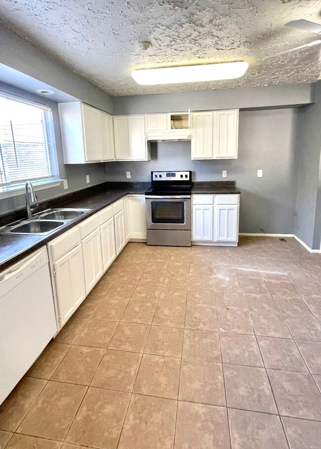 Photo - 16026 Highlander Dr