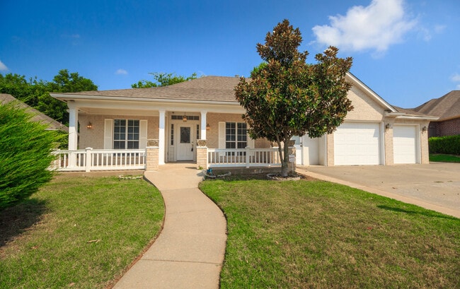 Building Photo - COMING SOON Being Remodeled: Huge 4 Bedroom with bonus rooms and many bathrooms in Broken Arrow