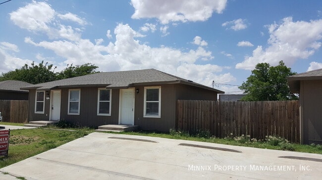 Photo - 310 E Lynn St