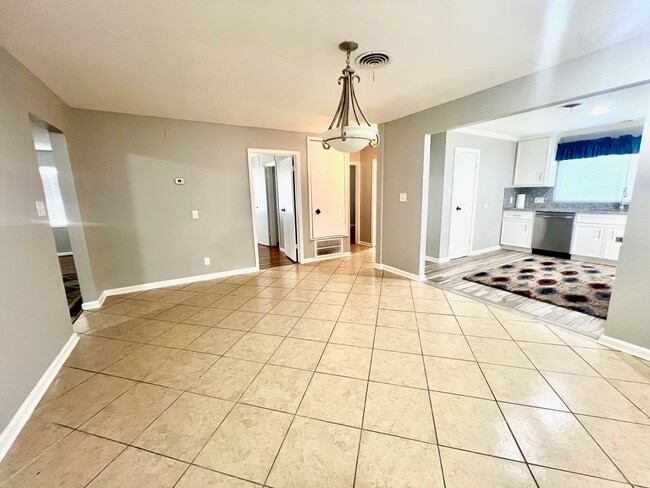 Photo - 919 Saddle Rock Dr