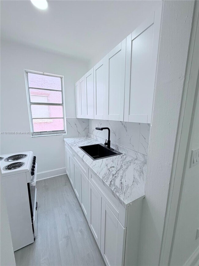 Photo - 1560 SW 5th St Unit 10